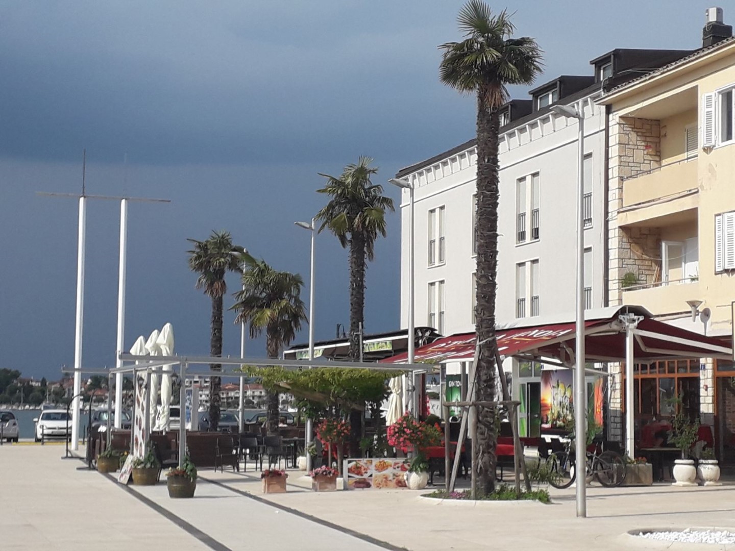  Ke še faci jebati tuti kvešti ke vjen de fora !